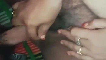 Tía peluda juega con plátano y su marido