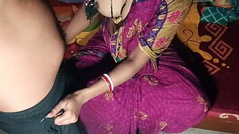 Indische behaarte Bhabhi fickt heiß im Amateurvideo