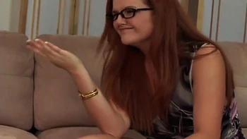 Milf rousse à grosses seins baisée et éjaculée sur le canapé