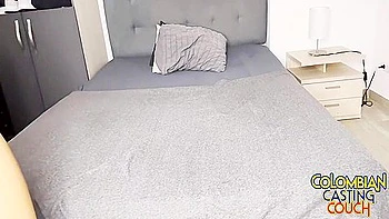 Petite latina Ciara Ivy chevauche grosse queue à cru