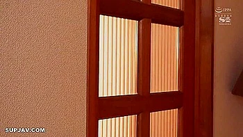 Heiße Stiefmutter mit großen Titten fickt böse alte Kerle