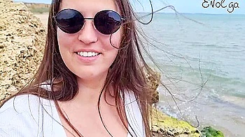 Paseo en la playa termina con mamada y leche en tetas