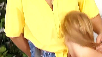 Blonde mit großen Titten füllt ihre zierliche Fotze mit riesigem Dildo