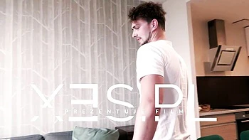 Brünette bläst große Titten im polnischen Blowjob