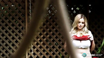 Sexy Codi Vore zieht aus und zeigt haarige Fotze