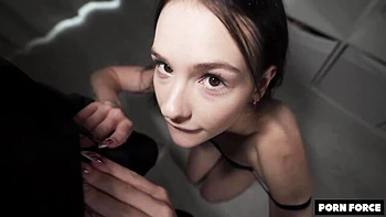 Schlankes Teen 18 ficken mit großem Schwanz