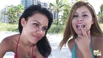 Pipe en extérieur avec la coquine Magic Asian Pussy à trois