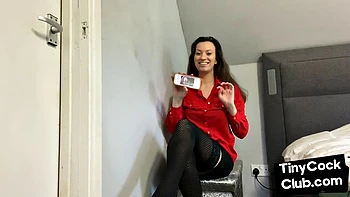Gostosa chique domina caras com pênis pequenos