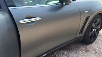 Fétichisme pipi : boit son piss et mouille son jean deux fois