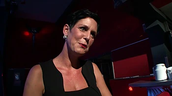 MILF à grosses nichons domine en humiliant cul et bouche au doigt