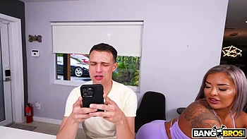 Сводная сестра сосет член и жестко трахается на вечеринке