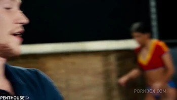 Blonde Euro-Pornostars ficken in Fußball Folge 4