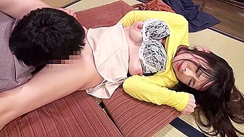 Milf asiatique chauve baisée fort avec creampie