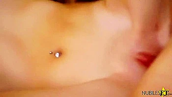 Худая блондинка 18+ разводит ноги для глубокого секса наездницей