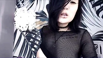 Азиатская панк-девка дрочит сама