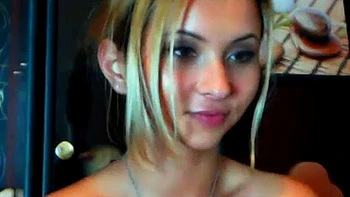 Loira amadora CndySsh coberta de óleo