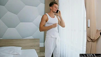 Гостиничная блондинка Ванесса скачет на большом члене жестко