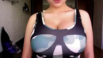 Amateur increíble con tetas enormes sola