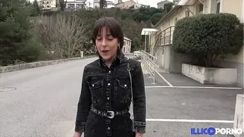 Manéa, 20 ans, veut une bonne bite pour assouvir ses envies