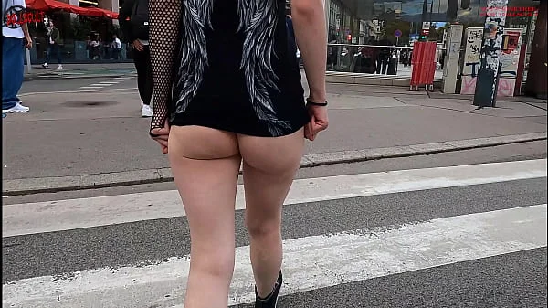 Extreme flashing in Vienna - DOLLSCULT